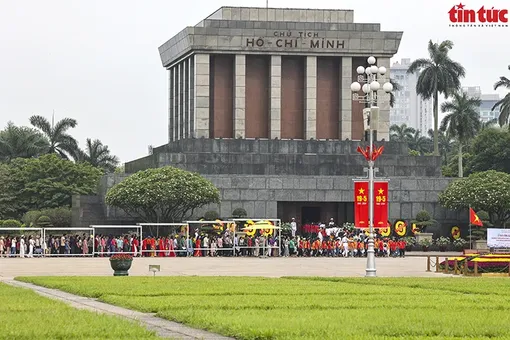 Around 32,000 people visit Ho Chi Minh Mausoleum on President's 134th birthday