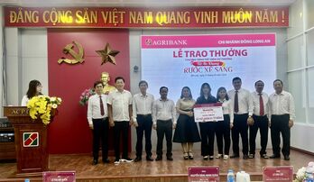 Agribank Chi nhánh Đông Long An trao thưởng chương trình tiết kiệm dự thưởng 'Tết an khang - Rước xế sang'