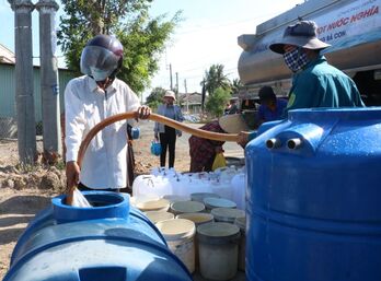Tân Trụ tiếp nhận khoảng 110 tổ chức, cá nhân hỗ trợ nước sinh hoạt cho người dân