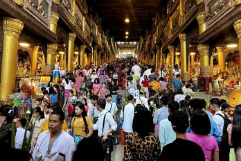 Thousands mark Buddha's birthday at Myanmar's Shwedagon pagoda