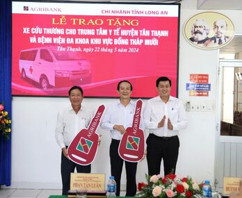 Agribank Chi nhánh tỉnh Long An trao tặng 2 xe cứu thương