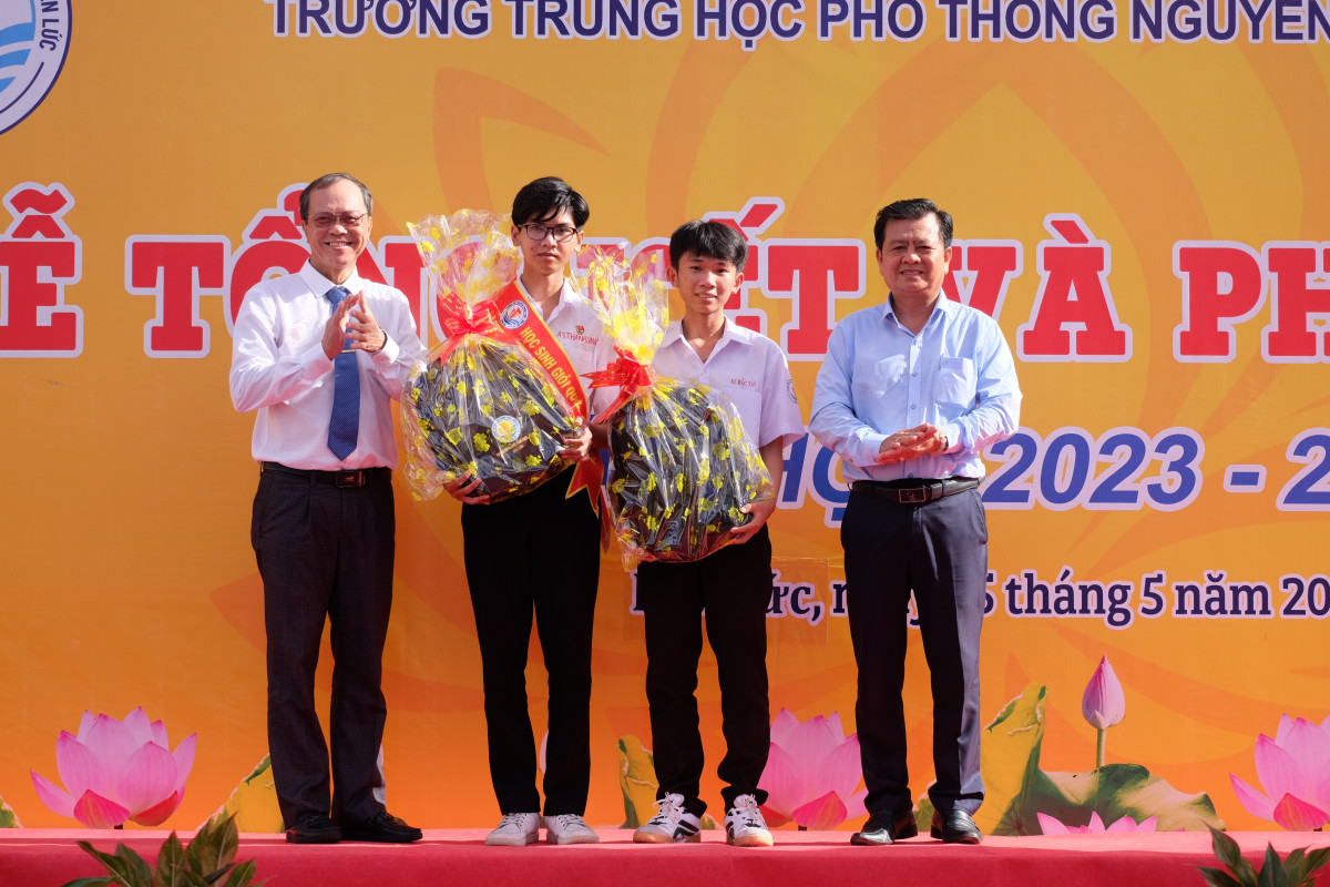Phó Trưởng Ban thường trực Ban Nội chính Tỉnh ủy - Nguyễn Thiện Hòa, Giám đốc Sở Văn hóa, Thể thao và Du lịch - Nguyễn Thành Thanh trao quà cho học sinh có thành tích xuất sắc 
