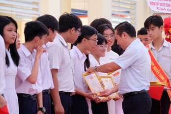 Trường THPT Nguyễn Trung Trực - Bến Lức khen thưởng 11 tập thể, 581 cá nhân đạt thành tích tốt năm học 2023-2024
