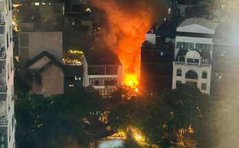 Cháy quán ăn ở Hà Nội giữa đêm, lửa phụt sáng kèm tiếng nổ