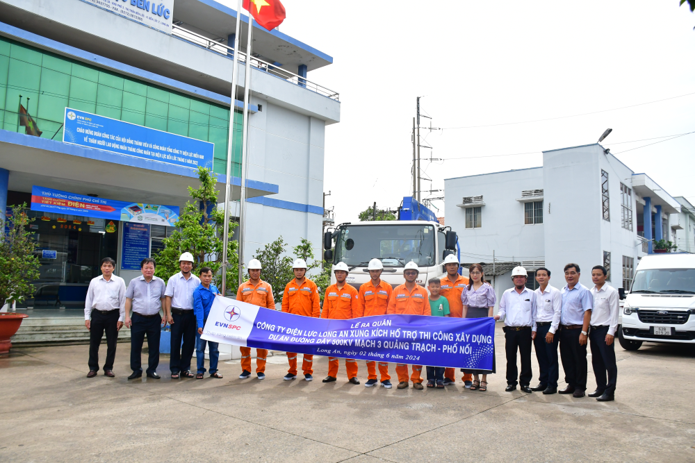Đội xung kích Công ty Điện lực Long An tham gia hỗ trợ thi công xây dựng dự án đường dây 500kV