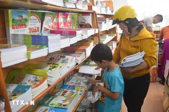 Nhà xuất bản Giáo dục Việt Nam tiếp tục điều chỉnh giảm giá bán sách giáo khoa