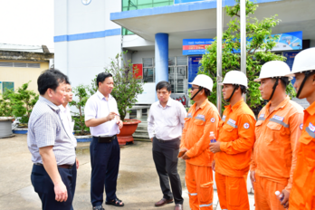 Đội xung kích Công ty Điện lực Long An tham gia hỗ trợ thi công xây dựng dự án đường dây 500kV