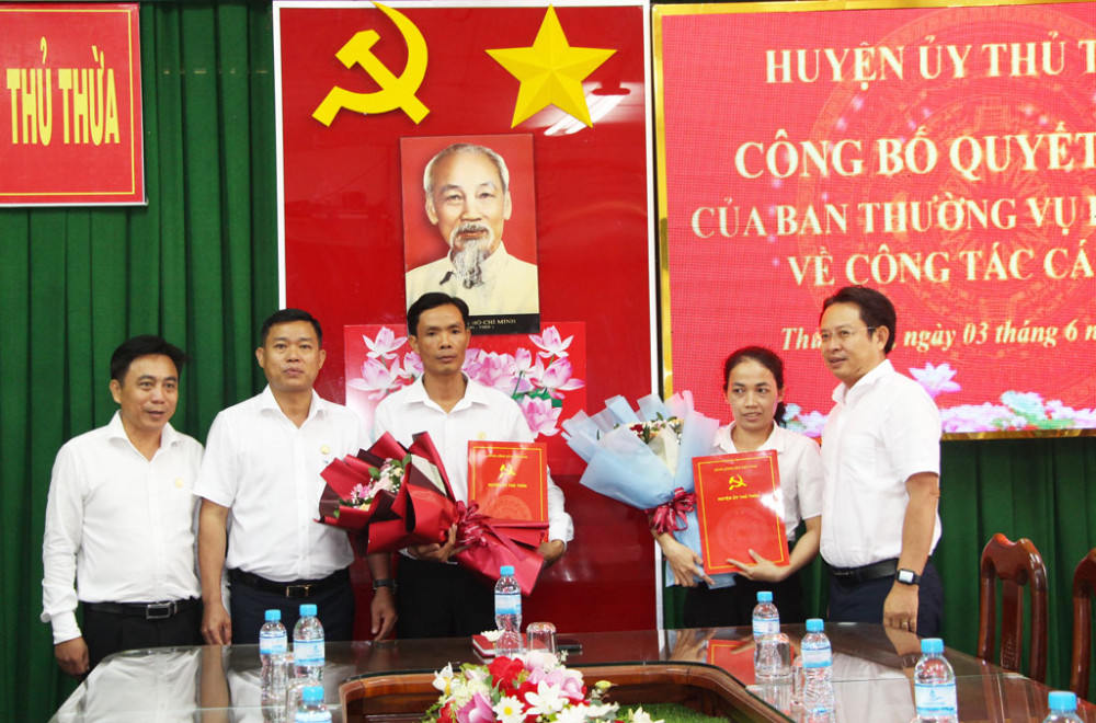 Thủ Thừa công bố các quyết định về công tác cán bộ