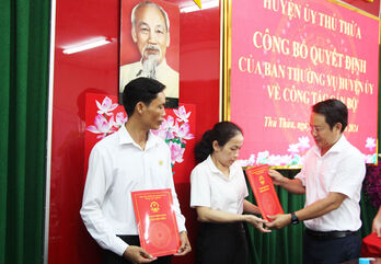 Thủ Thừa công bố các quyết định về công tác cán bộ Thủ Thừa công bố các quyết định về công tác cán bộ