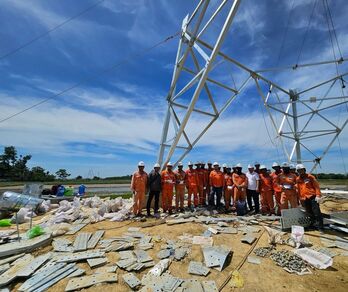 Lãnh đạo Công ty Điện lực Long An đến hiện trường thăm hỏi, động viên đội xung kích