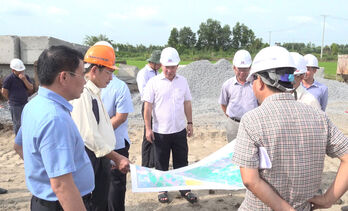 Chủ tịch UBND tỉnh - Nguyễn Văn Út kiểm tra tiến độ các dự án giao thông trọng điểm tại Đức Hòa