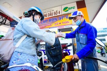 Giá xăng tiếp tục giảm, RON95 xuống mức gần 22.000 đồng/lít