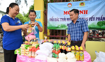 Đổi rác thải nhựa lấy nhu yếu phẩm