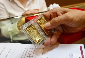 Vàng SJC không nhúc nhích, thế giới đảo chiều tăng trên 2.300 USD