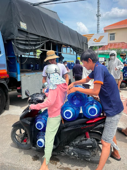 Công ty Coca-Cola Việt Nam mang nước uống miễn phí đến bà con vùng nước nhiễm mặn tỉnh Long An