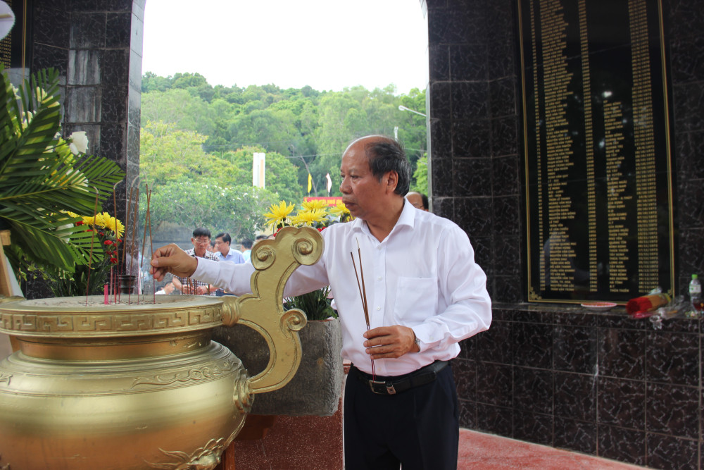 Đoàn cán bộ tỉnh Long An thăm, động viên cán bộ, chiến sĩ và nhân dân tại các đảo vùng biển Tây Nam Tổ quốc