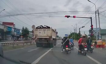 Tài xế lái xe tải vượt đèn đỏ trên Quốc lộ 1 bị tạm giữ giấy phép lái xe
