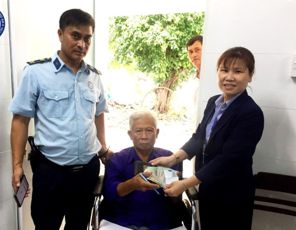 Nhân viên bảo vệ Bệnh viện Đa khoa Long An nhặt được hơn 6 triệu đồng tìm trao lại cho người đánh rơi