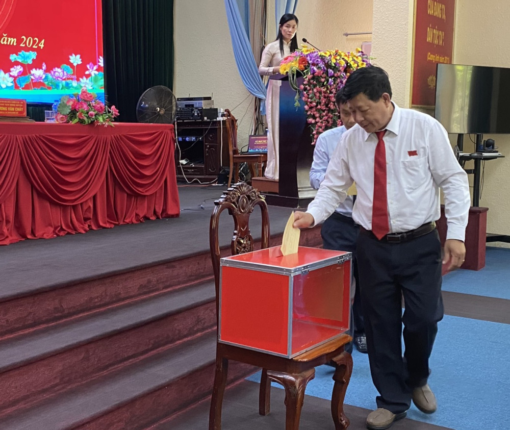 Kỳ họp lần thứ 11 HĐND huyện Vĩnh Hưng thông qua 7 Nghị quyết