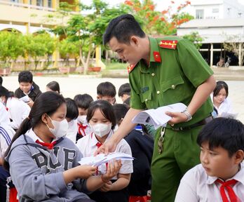 Công an tỉnh tuyên truyền phòng, chống xâm hại tình dục trẻ em
