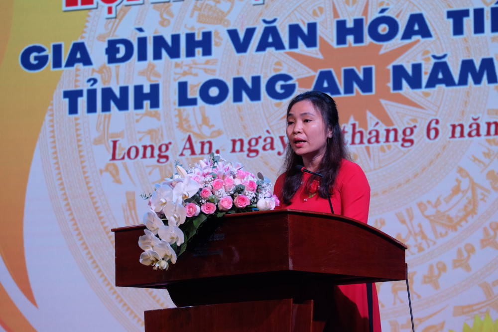 Phó Giám đốc Sở Văn hóa, Thể thao và Du lịch, Phó Trưởng ban Thường trực Ban Chỉ đạo công tác gia đình tỉnh – Lê Thị Cẩm Tú phát biểu tại hội nghị