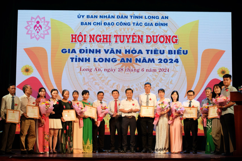 Sở Văn hoá, Thể thao và Du lịch tuyên dương 51 hộ gia đình văn hoá tiêu biểu của tỉnh Long An 