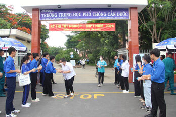 Góc ảnh 'Long An quê hương tôi': Đồng hành vượt vũ môn