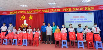Trao yêu thương, tiếp thêm sức mạnh cho học sinh, người có hoàn cảnh khó khăn tại Đức Hòa