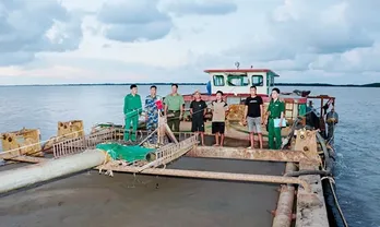 Triệt phá đường dây khai thác, vận chuyển, tiêu thụ cát trái phép ở Uông Bí Bắt quả tang sà lan khai thác cát biển trái phép tại Sóc Trăng