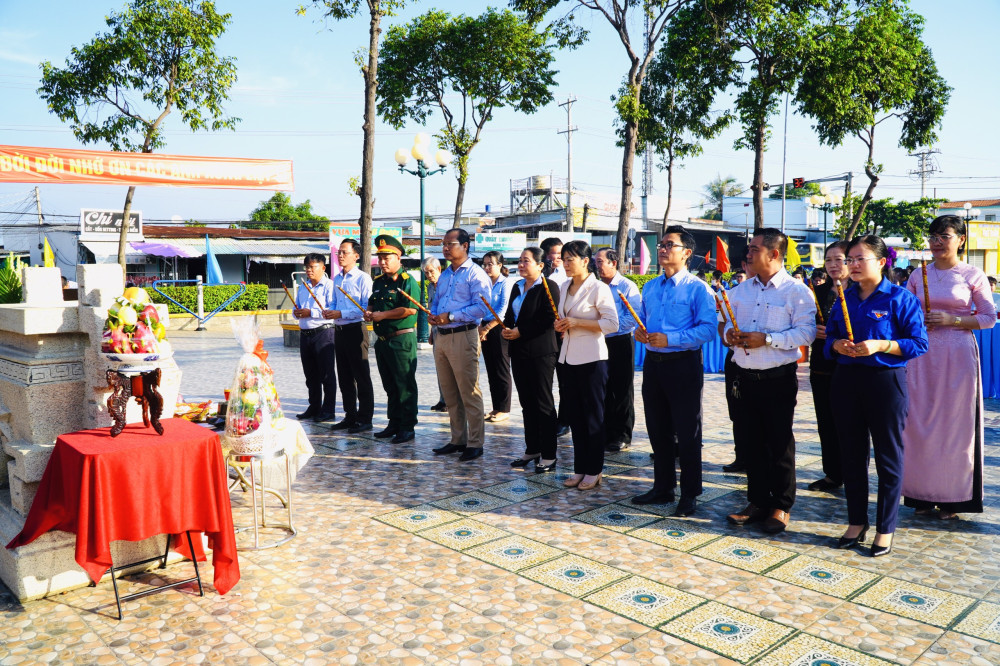 Dâng hương kỷ niệm 52 năm Ngày hy sinh Anh hùng Lực lượng vũ trang Nhân dân, liệt sĩ Nguyễn Thái Bình