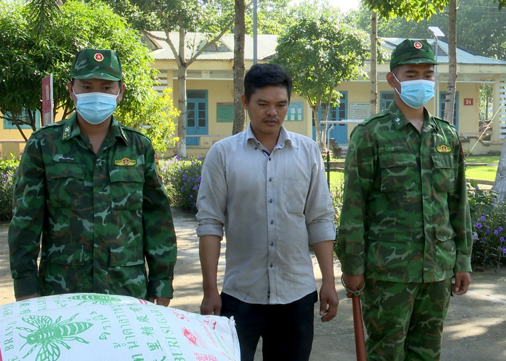 Bộ đội Biên phòng Long An bắt giữ đối tượng vận chuyển khoảng 3,5 tấn đường cát không có giấy tờ