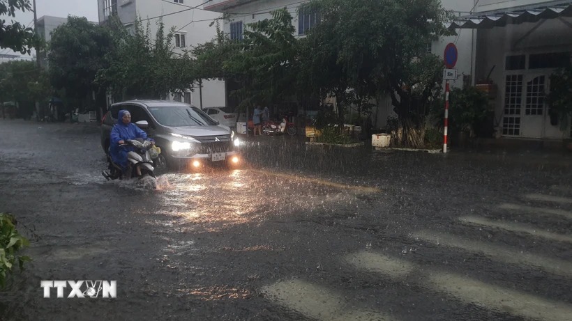 Khu vực Bắc Bộ, Trung Bộ ngày nắng nóng, chiều tối và đêm có mưa to