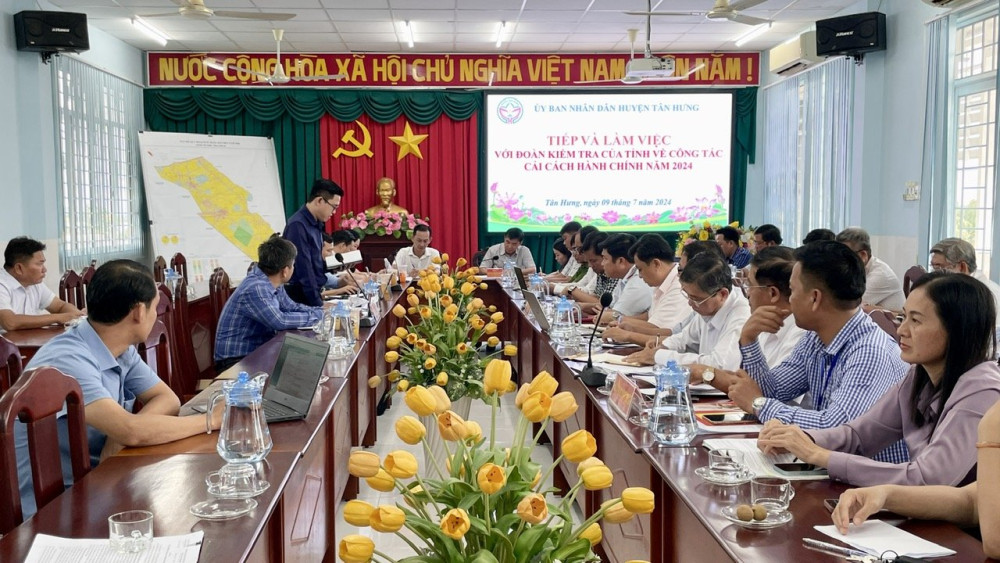 Tân Hưng: Cần thường xuyên kiểm tra, theo dõi việc xử lý thủ tục hành chính