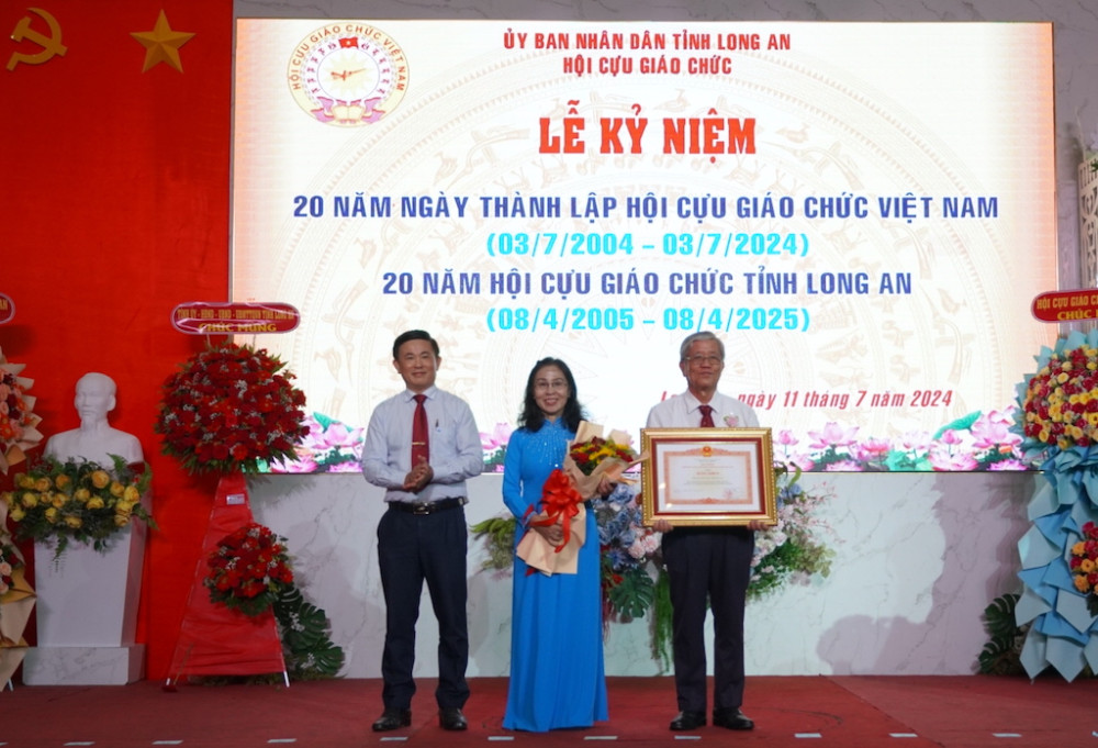 Hội Cựu giáo chức tỉnh nhận Bằng khen của Thủ tướng Chính phủ