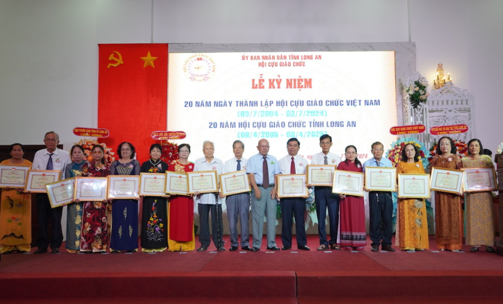 Hội Cựu giáo chức tỉnh nhận Bằng khen của Thủ tướng Chính phủ