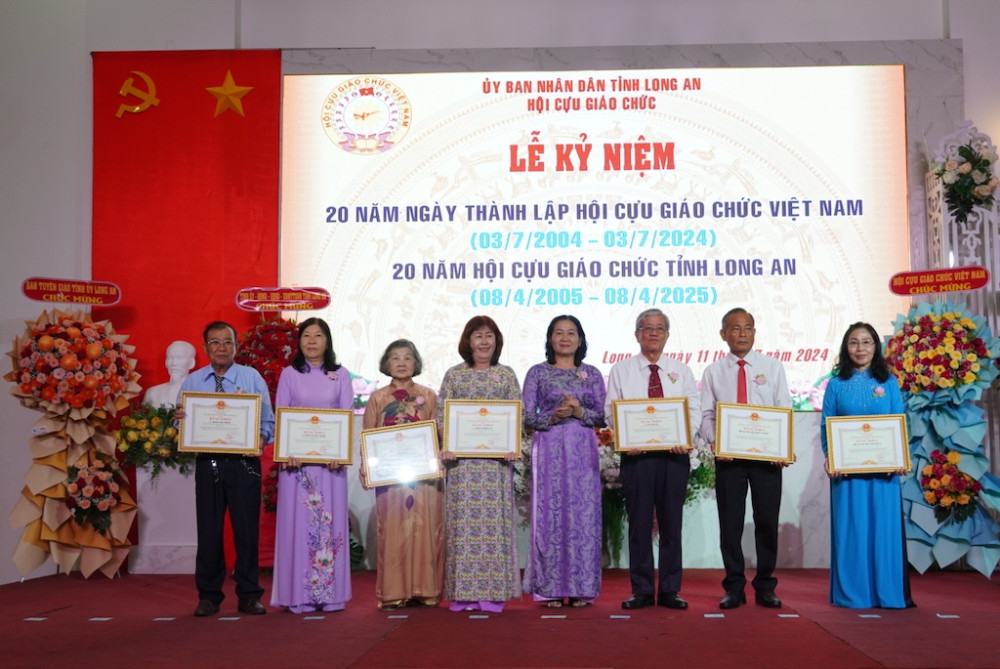 Hội Cựu giáo chức tỉnh nhận Bằng khen của Thủ tướng Chính phủ