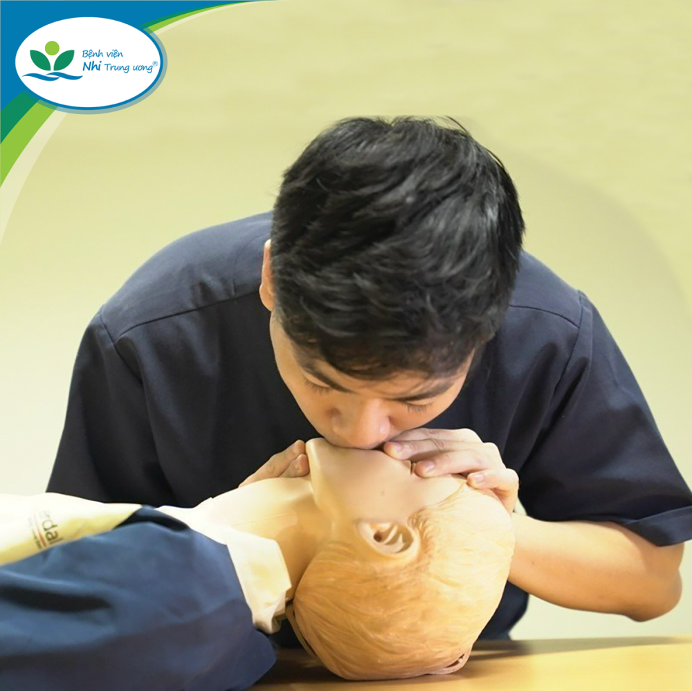 Từ vụ bé 7 ngày tuổi ngừng thở do sặc sữa, bác sĩ chỉ cách xử trí