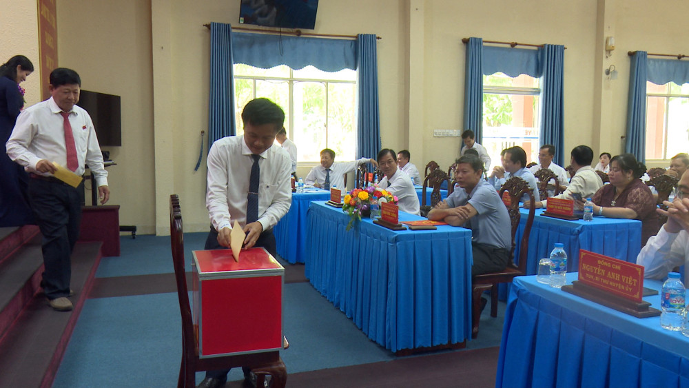 Vĩnh Hưng: Ông Nguyễn Văn Tuấn được bầu giữ chức vụ Phó Chủ tịch UBND huyện