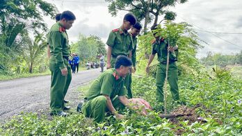 Tân Hưng: Trồng cây xanh xây dựng tuyến đường kiểu mẫu