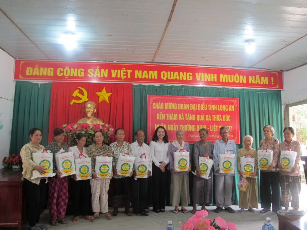Thăm, tặng quà cho 25 gia đình có công cưu mang, nuôi dưỡng thương, bệnh binh tỉnh Long An