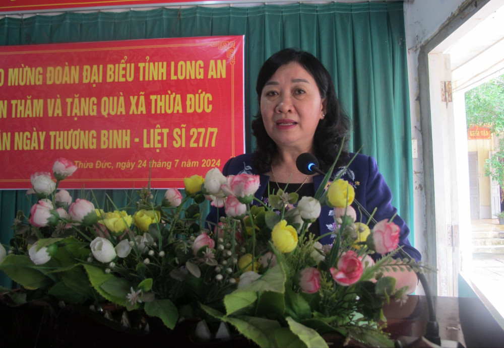Thăm, tặng quà cho 25 gia đình có công cưu mang, nuôi dưỡng thương, bệnh binh tỉnh Long An