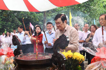 Lễ dâng hương và trao quà cho các gia đình nuôi giấu cách mạng tại Đức Hòa