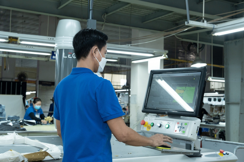 Phát triển sản xuất, kinh doanh và chăm lo tốt cho công nhân, lao động