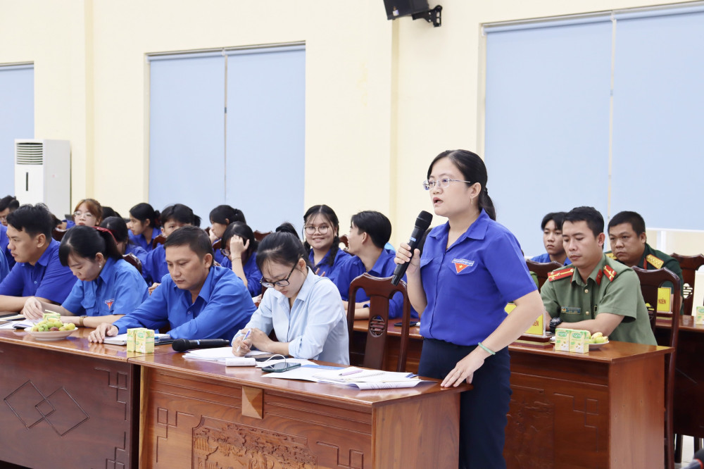 Chủ tịch UBND huyện Cần Giuộc đối thoại với thanh niên