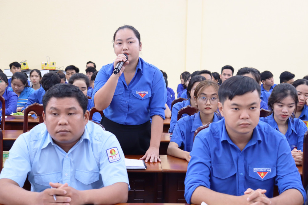 Chủ tịch UBND huyện Cần Giuộc đối thoại với thanh niên