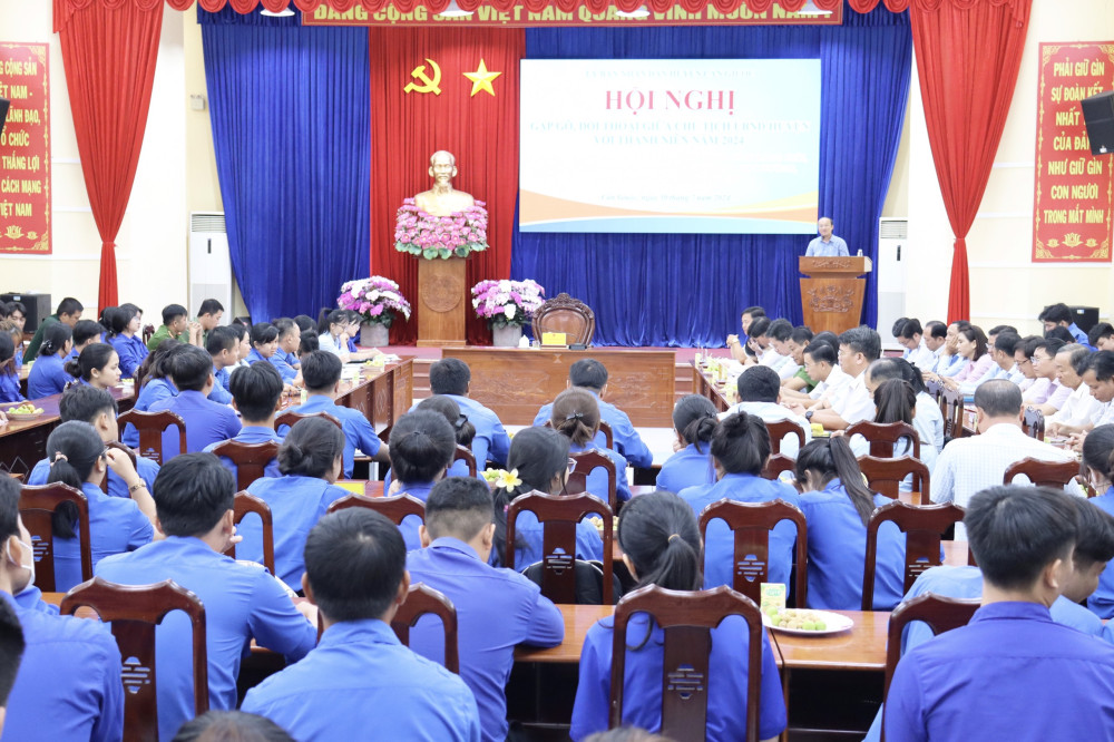 Chủ tịch UBND huyện Cần Giuộc đối thoại với thanh niên