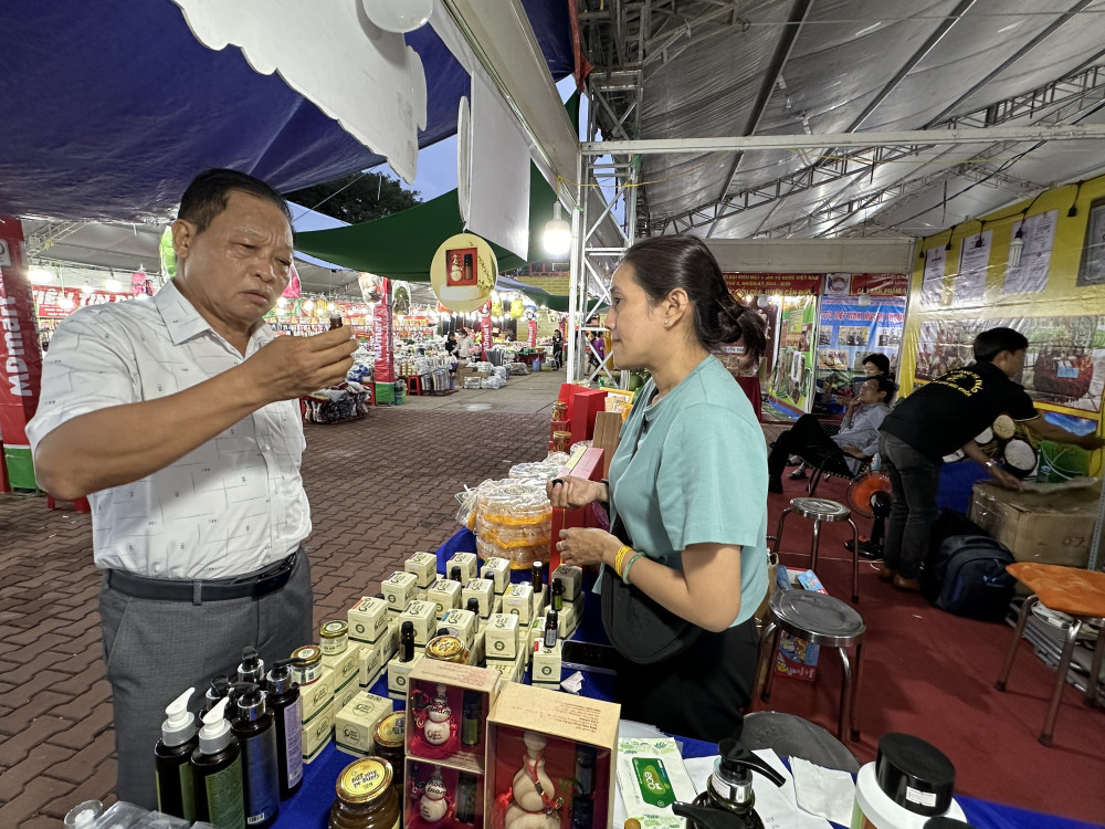 Many people visit and shop at 'Pride in Vietnamese Goods' Trade Fair