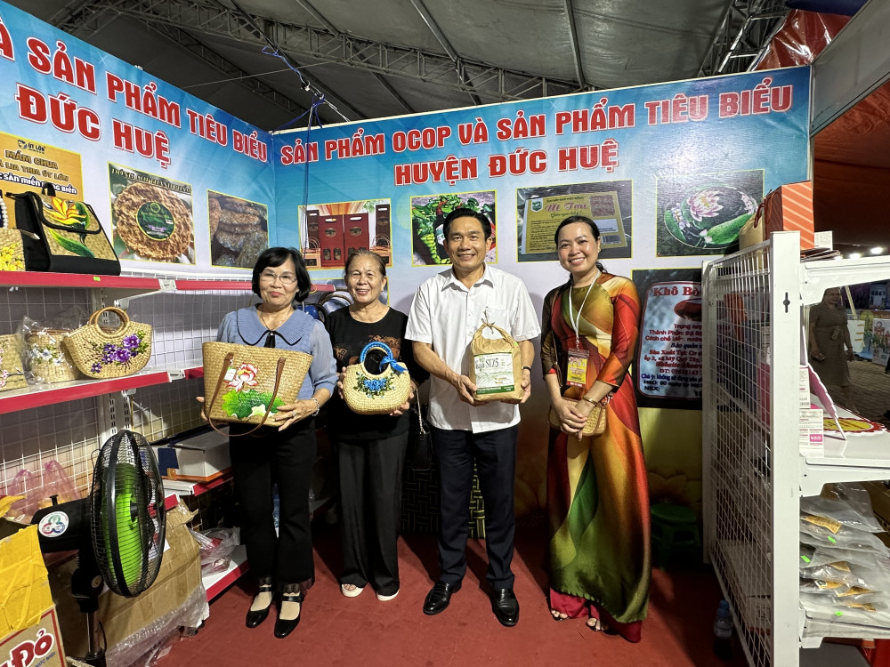 Many people visit and shop at 'Pride in Vietnamese Goods' Trade Fair