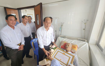 Tỉnh ủy Long An trao tặng Huy hiệu 70 năm tuổi Đảng cho đảng viên Lê Hồng Hà Tỉnh ủy Long An trao tặng Huy hiệu 70 năm tuổi Đảng cho đảng viên Lê Hồng Hà
