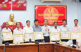 Thị xã Kiến Tường trao Huy hiệu Đảng đợt 02/9 Thị xã Kiến Tường trao Huy hiệu Đảng đợt 02/9